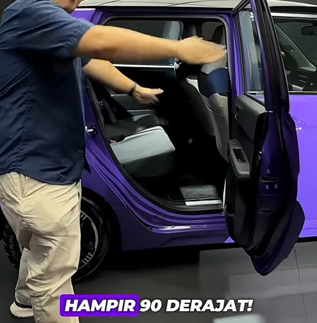 Pintu Honda Super One terbuka lebar hampir 90 derajat untuk memudahkan penumpang masuk dan keluar
